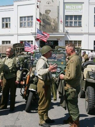 Spojenecký kemp 1945 - KLUB VOJENSKÉ HISTORIE TOMMY YANKEE (PLZEŇ) připravil na scéně před Peklem Spojenecký kemp 1945, který návštěvníky zavedl do prvních květnových dnů po osvobození města. Dělil se na dvě vzájemně propojené části představující 9. pluk 2. pěší divize U.S. Army a Československou samostatnou obrněnou brigádu.