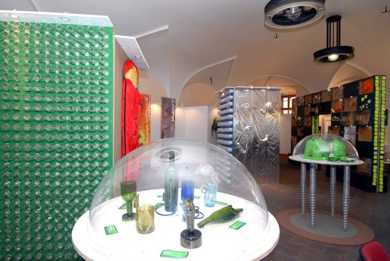 Nová výstava v prostorách mázhauzu (10.1.2012) si klade za cíl přesvědčit návštěvníky, že třídit odpad má smysl. Expozice s názvem Brána recyklace mapuje celý proces nakládání s odpadem od jeho vzniku až po finální podobu recyklovaných výrobků. K vidění jsou zde nejenom originální umělecké předměty, ale také běžné výrobky denní potřeby z recyklovaných materiálů, jako jsou toaletní papír, noviny a časopisy, sklenice či fleecové oblečení, jehož vlákno je vyrobeno z PET lahví. Mezi zajímavosti patří například penál vyrobený z plachty nákladního auta anebo židle z nápojového kartonu. Nechybí ani módní tašky a kabelky taktéž vyrobené z recyklovaných materiálů.