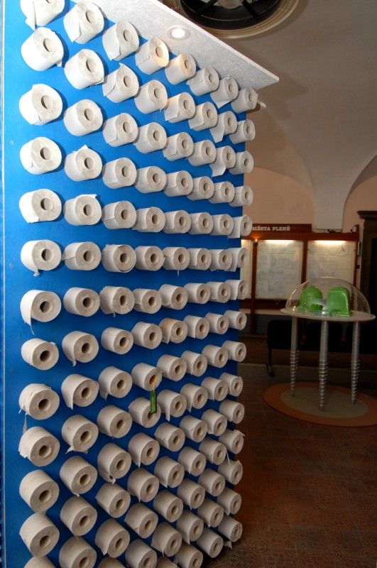 Nová výstava v prostorách mázhauzu (10.1.2012) si klade za cíl přesvědčit návštěvníky, že třídit odpad má smysl. Expozice s názvem Brána recyklace mapuje celý proces nakládání s odpadem od jeho vzniku až po finální podobu recyklovaných výrobků. K vidění jsou zde nejenom originální umělecké předměty, ale také běžné výrobky denní potřeby z recyklovaných materiálů, jako jsou toaletní papír, noviny a časopisy, sklenice či fleecové oblečení, jehož vlákno je vyrobeno z PET lahví. Mezi zajímavosti patří například penál vyrobený z plachty nákladního auta anebo židle z nápojového kartonu. Nechybí ani módní tašky a kabelky taktéž vyrobené z recyklovaných materiálů.