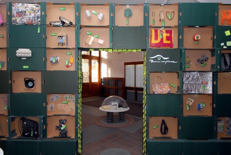 Nová výstava v prostorách mázhauzu (10.1.2012) si klade za cíl přesvědčit návštěvníky, že třídit odpad má smysl. Expozice s názvem Brána recyklace mapuje celý proces nakládání s odpadem od jeho vzniku až po finální podobu recyklovaných výrobků. K vidění jsou zde nejenom originální umělecké předměty, ale také běžné výrobky denní potřeby z recyklovaných materiálů, jako jsou toaletní papír, noviny a časopisy, sklenice či fleecové oblečení, jehož vlákno je vyrobeno z PET lahví. Mezi zajímavosti patří například penál vyrobený z plachty nákladního auta anebo židle z nápojového kartonu. Nechybí ani módní tašky a kabelky taktéž vyrobené z recyklovaných materiálů.