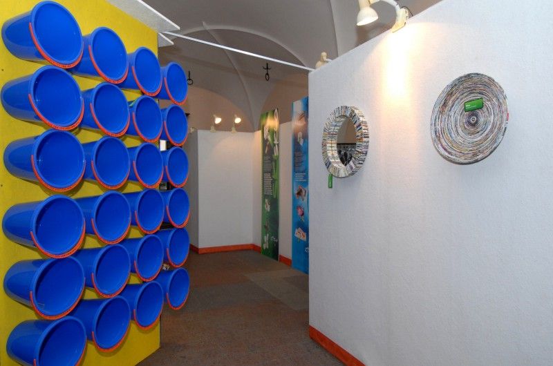 Nová výstava v prostorách mázhauzu (10.1.2012) si klade za cíl přesvědčit návštěvníky, že třídit odpad má smysl. Expozice s názvem Brána recyklace mapuje celý proces nakládání s odpadem od jeho vzniku až po finální podobu recyklovaných výrobků. K vidění jsou zde nejenom originální umělecké předměty, ale také běžné výrobky denní potřeby z recyklovaných materiálů, jako jsou toaletní papír, noviny a časopisy, sklenice či fleecové oblečení, jehož vlákno je vyrobeno z PET lahví. Mezi zajímavosti patří například penál vyrobený z plachty nákladního auta anebo židle z nápojového kartonu. Nechybí ani módní tašky a kabelky taktéž vyrobené z recyklovaných materiálů.