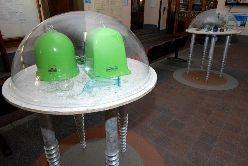 Nová výstava v prostorách mázhauzu (10.1.2012) si klade za cíl přesvědčit návštěvníky, že třídit odpad má smysl. Expozice s názvem Brána recyklace mapuje celý proces nakládání s odpadem od jeho vzniku až po finální podobu recyklovaných výrobků. K vidění jsou zde nejenom originální umělecké předměty, ale také běžné výrobky denní potřeby z recyklovaných materiálů, jako jsou toaletní papír, noviny a časopisy, sklenice či fleecové oblečení, jehož vlákno je vyrobeno z PET lahví. Mezi zajímavosti patří například penál vyrobený z plachty nákladního auta anebo židle z nápojového kartonu. Nechybí ani módní tašky a kabelky taktéž vyrobené z recyklovaných materiálů.