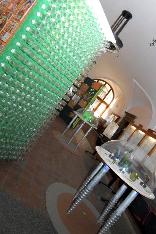 Nová výstava v prostorách mázhauzu (10.1.2012) si klade za cíl přesvědčit návštěvníky, že třídit odpad má smysl. Expozice s názvem Brána recyklace mapuje celý proces nakládání s odpadem od jeho vzniku až po finální podobu recyklovaných výrobků. K vidění jsou zde nejenom originální umělecké předměty, ale také běžné výrobky denní potřeby z recyklovaných materiálů, jako jsou toaletní papír, noviny a časopisy, sklenice či fleecové oblečení, jehož vlákno je vyrobeno z PET lahví. Mezi zajímavosti patří například penál vyrobený z plachty nákladního auta anebo židle z nápojového kartonu. Nechybí ani módní tašky a kabelky taktéž vyrobené z recyklovaných materiálů.