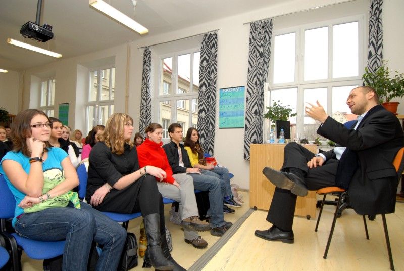 O tom, jak vypadá pracovní den primátora, jak funguje koalice na radnici či o budoucnosti kulturního domu Inwest diskutovali s Martinem Baxou studenti druhého a třetího ročníku oboru Veřejnosprávní činnost Střední průmyslové školy strojnické a Střední odborné školy profesora Švejcara (12.1.2012).