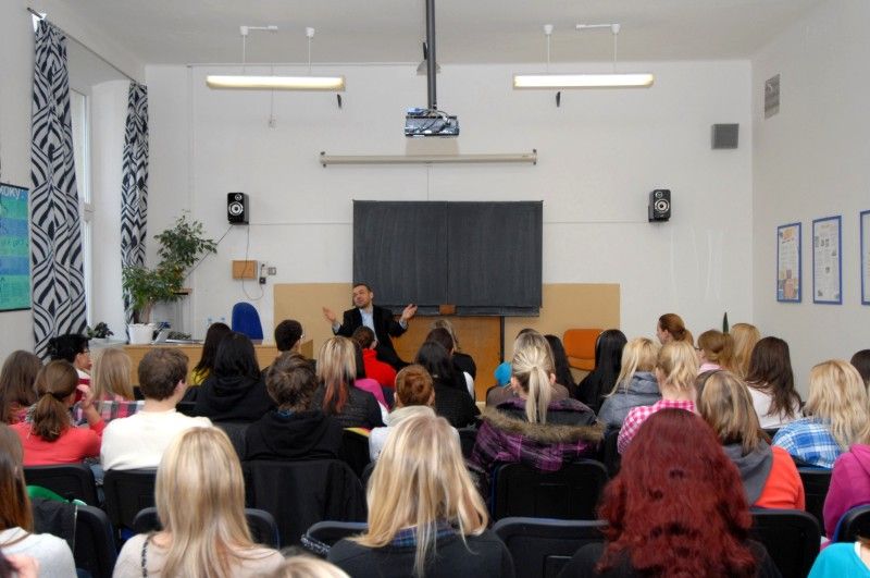 O tom, jak vypadá pracovní den primátora, jak funguje koalice na radnici či o budoucnosti kulturního domu Inwest diskutovali s Martinem Baxou studenti druhého a třetího ročníku oboru Veřejnosprávní činnost Střední průmyslové školy strojnické a Střední odborné školy profesora Švejcara (12.1.2012).