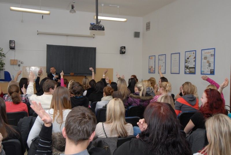 O tom, jak vypadá pracovní den primátora, jak funguje koalice na radnici či o budoucnosti kulturního domu Inwest diskutovali s Martinem Baxou studenti druhého a třetího ročníku oboru Veřejnosprávní činnost Střední průmyslové školy strojnické a Střední odborné školy profesora Švejcara (12.1.2012).