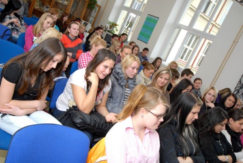 O tom, jak vypadá pracovní den primátora, jak funguje koalice na radnici či o budoucnosti kulturního domu Inwest diskutovali s Martinem Baxou studenti druhého a třetího ročníku oboru Veřejnosprávní činnost Střední průmyslové školy strojnické a Střední odborné školy profesora Švejcara (12.1.2012).