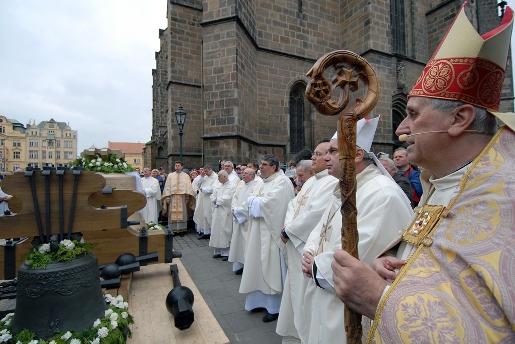 Plzeňský biskup František Radkovský při křtění zvonů pro Plzeň