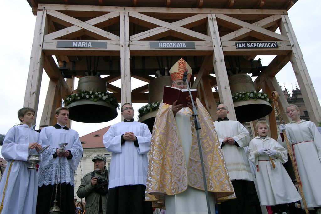 Plzeňský biskup František Radkovský při křtění zvonů pro Plzeň
