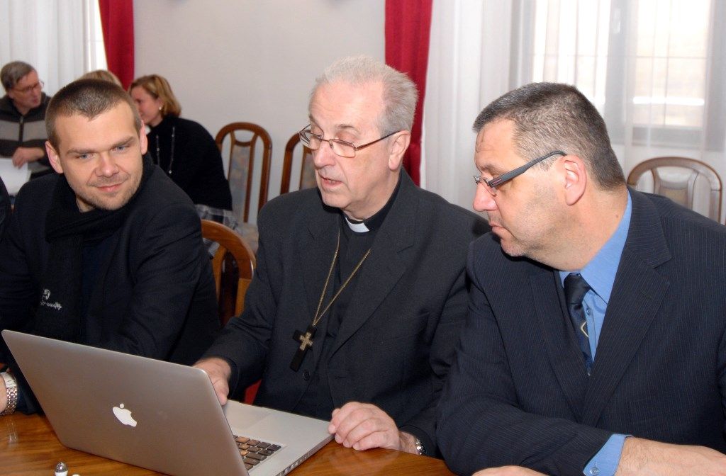 Plzeňský biskup František Radkovský při tiskové konferenci na půdě plzeňského biskupství
