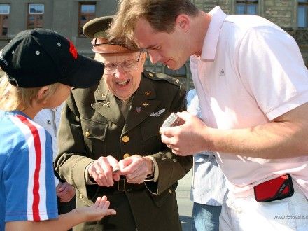 Veteráni - Ani letos nechyběli na plzeňských oslavách osvobození hosté nejvzácnější – váleční veteráni. Ti, kteří naše město osvobozovali a kteří se sem stále rádi vracejí. Do Plzně znovu zavítal i vnuk generála G.S. Pattona pan George Patton Waters. Americké veterány prezentovala jména - Charles Noble, Earl Ingrem, Erick Petersen, Marion Kirgham, George Thompson.