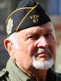 Veteráni - Ani letos nechyběli na plzeňských oslavách osvobození hosté nejvzácnější – váleční veteráni. Ti, kteří naše město osvobozovali a kteří se sem stále rádi vracejí. Do Plzně znovu zavítal i vnuk generála G.S. Pattona pan George Patton Waters. Americké veterány prezentovala jména - Charles Noble, Earl Ingrem, Erick Petersen, Marion Kirgham, George Thompson.