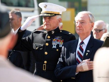 Veteráni - Ani letos nechyběli na plzeňských oslavách osvobození hosté nejvzácnější – váleční veteráni. Ti, kteří naše město osvobozovali a kteří se sem stále rádi vracejí. Do Plzně znovu zavítal i vnuk generála G.S. Pattona pan George Patton Waters. Americké veterány prezentovala jména - Charles Noble, Earl Ingrem, Erick Petersen, Marion Kirgham, George Thompson.