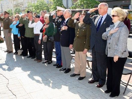 Veteráni - Ani letos nechyběli na plzeňských oslavách osvobození hosté nejvzácnější – váleční veteráni. Ti, kteří naše město osvobozovali a kteří se sem stále rádi vracejí. Do Plzně znovu zavítal i vnuk generála G.S. Pattona pan George Patton Waters. Americké veterány prezentovala jména - Charles Noble, Earl Ingrem, Erick Petersen, Marion Kirgham, George Thompson.