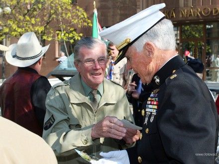 Veteráni - Ani letos nechyběli na plzeňských oslavách osvobození hosté nejvzácnější – váleční veteráni. Ti, kteří naše město osvobozovali a kteří se sem stále rádi vracejí. Do Plzně znovu zavítal i vnuk generála G.S. Pattona pan George Patton Waters. Americké veterány prezentovala jména - Charles Noble, Earl Ingrem, Erick Petersen, Marion Kirgham, George Thompson.