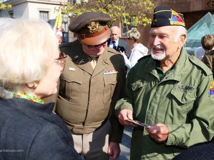 Veteráni - Ani letos nechyběli na plzeňských oslavách osvobození hosté nejvzácnější – váleční veteráni. Ti, kteří naše město osvobozovali a kteří se sem stále rádi vracejí. Do Plzně znovu zavítal i vnuk generála G.S. Pattona pan George Patton Waters. Americké veterány prezentovala jména - Charles Noble, Earl Ingrem, Erick Petersen, Marion Kirgham, George Thompson.