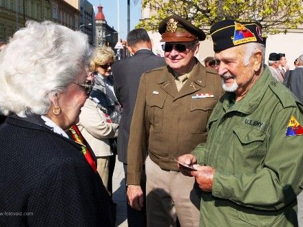 Veteráni - Ani letos nechyběli na plzeňských oslavách osvobození hosté nejvzácnější – váleční veteráni. Ti, kteří naše město osvobozovali a kteří se sem stále rádi vracejí. Do Plzně znovu zavítal i vnuk generála G.S. Pattona pan George Patton Waters. Americké veterány prezentovala jména - Charles Noble, Earl Ingrem, Erick Petersen, Marion Kirgham, George Thompson.