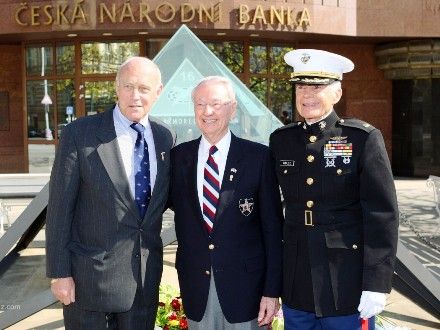 Veteráni - Ani letos nechyběli na plzeňských oslavách osvobození hosté nejvzácnější – váleční veteráni. Ti, kteří naše město osvobozovali a kteří se sem stále rádi vracejí. Do Plzně znovu zavítal i vnuk generála G.S. Pattona pan George Patton Waters. Americké veterány prezentovala jména - Charles Noble, Earl Ingrem, Erick Petersen, Marion Kirgham, George Thompson.