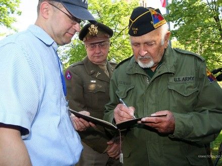 Veteráni - Ani letos nechyběli na plzeňských oslavách osvobození hosté nejvzácnější – váleční veteráni. Ti, kteří naše město osvobozovali a kteří se sem stále rádi vracejí. Do Plzně znovu zavítal i vnuk generála G.S. Pattona pan George Patton Waters. Americké veterány prezentovala jména - Charles Noble, Earl Ingrem, Erick Petersen, Marion Kirgham, George Thompson.