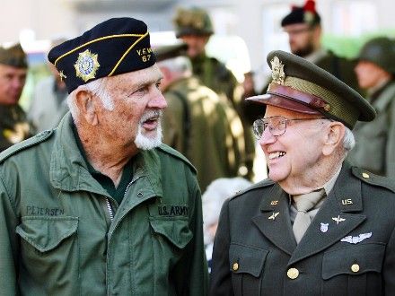 Veteráni - Ani letos nechyběli na plzeňských oslavách osvobození hosté nejvzácnější – váleční veteráni. Ti, kteří naše město osvobozovali a kteří se sem stále rádi vracejí. Do Plzně znovu zavítal i vnuk generála G.S. Pattona pan George Patton Waters. Americké veterány prezentovala jména - Charles Noble, Earl Ingrem, Erick Petersen, Marion Kirgham, George Thompson.