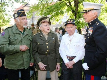 Veteráni - Ani letos nechyběli na plzeňských oslavách osvobození hosté nejvzácnější – váleční veteráni. Ti, kteří naše město osvobozovali a kteří se sem stále rádi vracejí. Do Plzně znovu zavítal i vnuk generála G.S. Pattona pan George Patton Waters. Americké veterány prezentovala jména - Charles Noble, Earl Ingrem, Erick Petersen, Marion Kirgham, George Thompson.