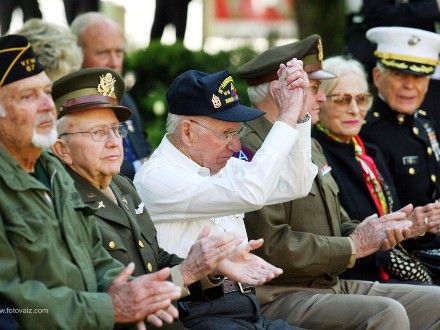 Veteráni - Ani letos nechyběli na plzeňských oslavách osvobození hosté nejvzácnější – váleční veteráni. Ti, kteří naše město osvobozovali a kteří se sem stále rádi vracejí. Do Plzně znovu zavítal i vnuk generála G.S. Pattona pan George Patton Waters. Americké veterány prezentovala jména - Charles Noble, Earl Ingrem, Erick Petersen, Marion Kirgham, George Thompson.