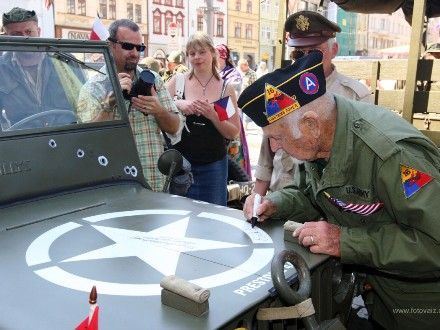 Veteráni - Ani letos nechyběli na plzeňských oslavách osvobození hosté nejvzácnější – váleční veteráni. Ti, kteří naše město osvobozovali a kteří se sem stále rádi vracejí. Do Plzně znovu zavítal i vnuk generála G.S. Pattona pan George Patton Waters. Americké veterány prezentovala jména - Charles Noble, Earl Ingrem, Erick Petersen, Marion Kirgham, George Thompson.