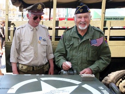 Veteráni - Ani letos nechyběli na plzeňských oslavách osvobození hosté nejvzácnější – váleční veteráni. Ti, kteří naše město osvobozovali a kteří se sem stále rádi vracejí. Do Plzně znovu zavítal i vnuk generála G.S. Pattona pan George Patton Waters. Americké veterány prezentovala jména - Charles Noble, Earl Ingrem, Erick Petersen, Marion Kirgham, George Thompson.