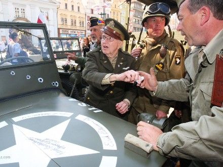 Veteráni - Ani letos nechyběli na plzeňských oslavách osvobození hosté nejvzácnější – váleční veteráni. Ti, kteří naše město osvobozovali a kteří se sem stále rádi vracejí. Do Plzně znovu zavítal i vnuk generála G.S. Pattona pan George Patton Waters. Americké veterány prezentovala jména - Charles Noble, Earl Ingrem, Erick Petersen, Marion Kirgham, George Thompson.