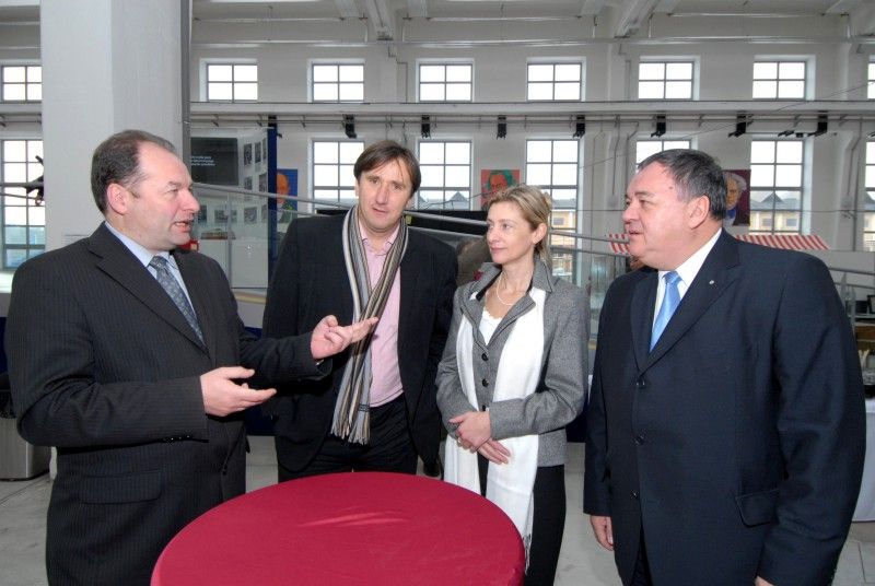 Bývalá tovární hala v areálu plzeňské Škodovky, ve které sídlí science centrum Techmania, se dnes (17.1.2012) stala dějištěm slavnostní události. U příležitosti zahájení rekonstrukce a výstavby další části science centra (dotace EU ve výši 570 milionů korun) zde byla odhalena pamětní deska, kterou symbolicky jako základní kámen slavnostně poklepali pozvaní hosté včetně primátora Martina Baxy.
