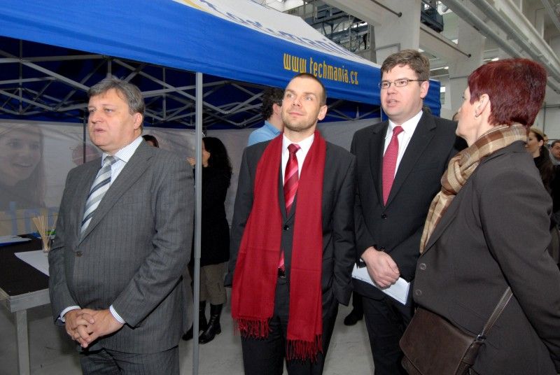 Bývalá tovární hala v areálu plzeňské Škodovky, ve které sídlí science centrum Techmania, se dnes (17.1.2012) stala dějištěm slavnostní události. U příležitosti zahájení rekonstrukce a výstavby další části science centra (dotace EU ve výši 570 milionů korun) zde byla odhalena pamětní deska, kterou symbolicky jako základní kámen slavnostně poklepali pozvaní hosté včetně primátora Martina Baxy.