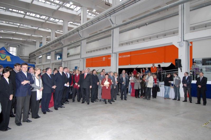 Bývalá tovární hala v areálu plzeňské Škodovky, ve které sídlí science centrum Techmania, se dnes (17.1.2012) stala dějištěm slavnostní události. U příležitosti zahájení rekonstrukce a výstavby další části science centra (dotace EU ve výši 570 milionů korun) zde byla odhalena pamětní deska, kterou symbolicky jako základní kámen slavnostně poklepali pozvaní hosté včetně primátora Martina Baxy.