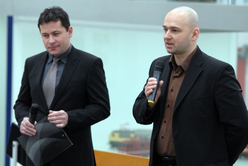 Bývalá tovární hala v areálu plzeňské Škodovky, ve které sídlí science centrum Techmania, se dnes (17.1.2012) stala dějištěm slavnostní události. U příležitosti zahájení rekonstrukce a výstavby další části science centra (dotace EU ve výši 570 milionů korun) zde byla odhalena pamětní deska, kterou symbolicky jako základní kámen slavnostně poklepali pozvaní hosté včetně primátora Martina Baxy.