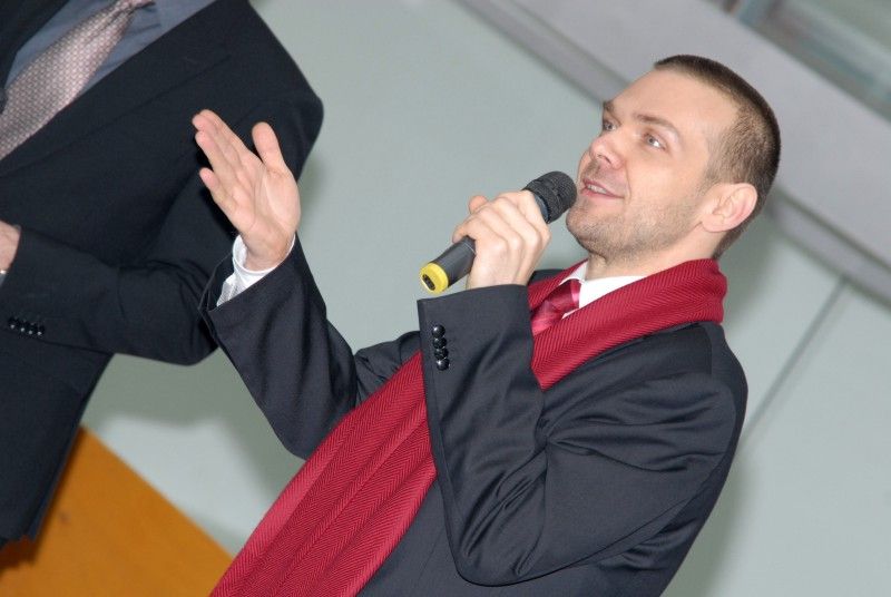 Bývalá tovární hala v areálu plzeňské Škodovky, ve které sídlí science centrum Techmania, se dnes (17.1.2012) stala dějištěm slavnostní události. U příležitosti zahájení rekonstrukce a výstavby další části science centra (dotace EU ve výši 570 milionů korun) zde byla odhalena pamětní deska, kterou symbolicky jako základní kámen slavnostně poklepali pozvaní hosté včetně primátora Martina Baxy.