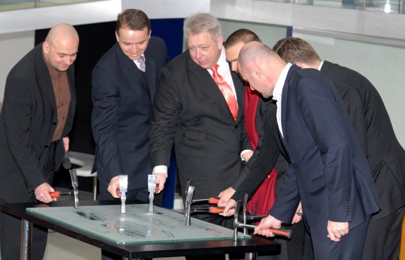 Bývalá tovární hala v areálu plzeňské Škodovky, ve které sídlí science centrum Techmania, se dnes (17.1.2012) stala dějištěm slavnostní události. U příležitosti zahájení rekonstrukce a výstavby další části science centra (dotace EU ve výši 570 milionů korun) zde byla odhalena pamětní deska, kterou symbolicky jako základní kámen slavnostně poklepali pozvaní hosté včetně primátora Martina Baxy.