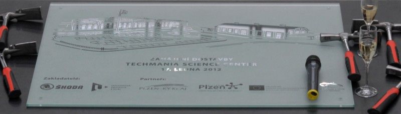 Bývalá tovární hala v areálu plzeňské Škodovky, ve které sídlí science centrum Techmania, se dnes (17.1.2012) stala dějištěm slavnostní události. U příležitosti zahájení rekonstrukce a výstavby další části science centra (dotace EU ve výši 570 milionů korun) zde byla odhalena pamětní deska, kterou symbolicky jako základní kámen slavnostně poklepali pozvaní hosté včetně primátora Martina Baxy.