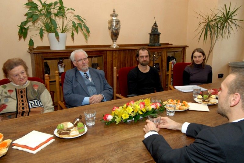 Petr Riesel přežil plzeňské židovské transporty. Spolu s bratrem a matkou byl deportován do ghetta Terezín právě v lednu 1942. Po osvobození vystudoval v Plzni gymnázium a později lékařskou fakultu. Do dnešních dnů se věnuje lékařské praxi v oboru psychoterapie a léčby závislostí. Aktivně vystupuje proti neonacismu a dlouhodobě upozorňuje na nebezpečí jeho růstu.
Fotograf Radovan Kodera dlouhodobě veřejně vystupuje proti projevům neonacistické agrese. Ze záběrů nafocených při Pochodu proti sionismu sestavil výstavu „(Neo)nacismus a komunismus – vymoženosti a zhouba demokracie“. Systematicky se věnuje mapování stop holocaustu. (18.1.2012)