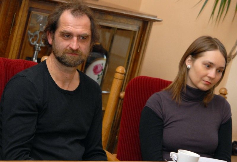 Petr Riesel přežil plzeňské židovské transporty. Spolu s bratrem a matkou byl deportován do ghetta Terezín právě v lednu 1942. Po osvobození vystudoval v Plzni gymnázium a později lékařskou fakultu. Do dnešních dnů se věnuje lékařské praxi v oboru psychoterapie a léčby závislostí. Aktivně vystupuje proti neonacismu a dlouhodobě upozorňuje na nebezpečí jeho růstu.
Fotograf Radovan Kodera dlouhodobě veřejně vystupuje proti projevům neonacistické agrese. Ze záběrů nafocených při Pochodu proti sionismu sestavil výstavu „(Neo)nacismus a komunismus – vymoženosti a zhouba demokracie“. Systematicky se věnuje mapování stop holocaustu. (18.1.2012)