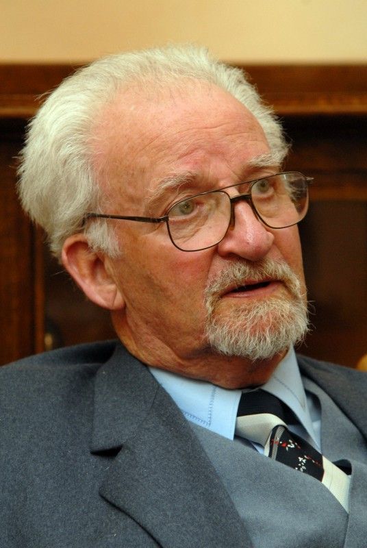 Petr Riesel přežil plzeňské židovské transporty. Spolu s bratrem a matkou byl deportován do ghetta Terezín právě v lednu 1942. Po osvobození vystudoval v Plzni gymnázium a později lékařskou fakultu. Do dnešních dnů se věnuje lékařské praxi v oboru psychoterapie a léčby závislostí. Aktivně vystupuje proti neonacismu a dlouhodobě upozorňuje na nebezpečí jeho růstu.
Fotograf Radovan Kodera dlouhodobě veřejně vystupuje proti projevům neonacistické agrese. Ze záběrů nafocených při Pochodu proti sionismu sestavil výstavu „(Neo)nacismus a komunismus – vymoženosti a zhouba demokracie“. Systematicky se věnuje mapování stop holocaustu. (18.1.2012)