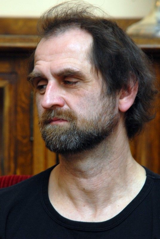 Petr Riesel přežil plzeňské židovské transporty. Spolu s bratrem a matkou byl deportován do ghetta Terezín právě v lednu 1942. Po osvobození vystudoval v Plzni gymnázium a později lékařskou fakultu. Do dnešních dnů se věnuje lékařské praxi v oboru psychoterapie a léčby závislostí. Aktivně vystupuje proti neonacismu a dlouhodobě upozorňuje na nebezpečí jeho růstu.
Fotograf Radovan Kodera dlouhodobě veřejně vystupuje proti projevům neonacistické agrese. Ze záběrů nafocených při Pochodu proti sionismu sestavil výstavu „(Neo)nacismus a komunismus – vymoženosti a zhouba demokracie“. Systematicky se věnuje mapování stop holocaustu. (18.1.2012)