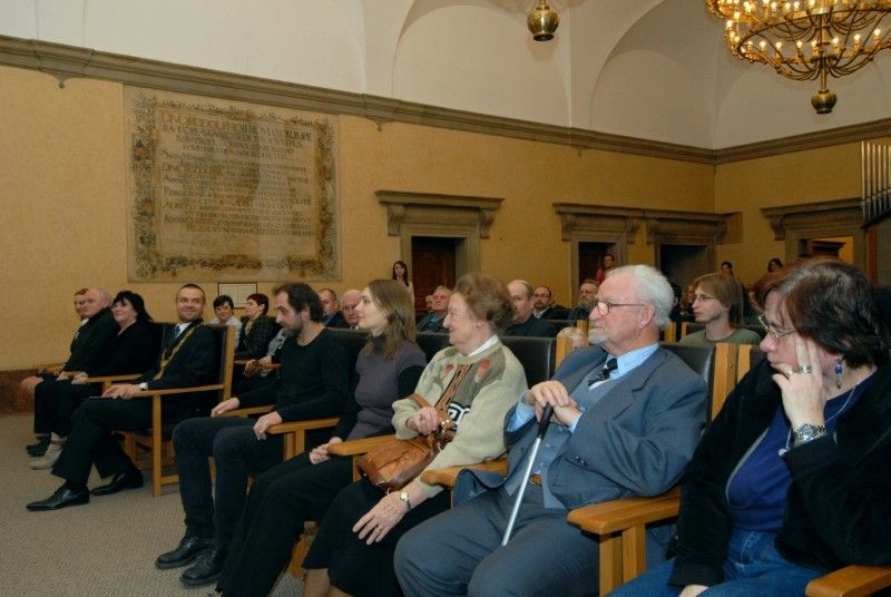 Petr Riesel přežil plzeňské židovské transporty. Spolu s bratrem a matkou byl deportován do ghetta Terezín právě v lednu 1942. Po osvobození vystudoval v Plzni gymnázium a později lékařskou fakultu. Do dnešních dnů se věnuje lékařské praxi v oboru psychoterapie a léčby závislostí. Aktivně vystupuje proti neonacismu a dlouhodobě upozorňuje na nebezpečí jeho růstu.
Fotograf Radovan Kodera dlouhodobě veřejně vystupuje proti projevům neonacistické agrese. Ze záběrů nafocených při Pochodu proti sionismu sestavil výstavu „(Neo)nacismus a komunismus – vymoženosti a zhouba demokracie“. Systematicky se věnuje mapování stop holocaustu. (18.1.2012)