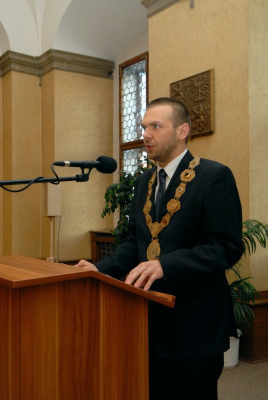 Petr Riesel přežil plzeňské židovské transporty. Spolu s bratrem a matkou byl deportován do ghetta Terezín právě v lednu 1942. Po osvobození vystudoval v Plzni gymnázium a později lékařskou fakultu. Do dnešních dnů se věnuje lékařské praxi v oboru psychoterapie a léčby závislostí. Aktivně vystupuje proti neonacismu a dlouhodobě upozorňuje na nebezpečí jeho růstu.
Fotograf Radovan Kodera dlouhodobě veřejně vystupuje proti projevům neonacistické agrese. Ze záběrů nafocených při Pochodu proti sionismu sestavil výstavu „(Neo)nacismus a komunismus – vymoženosti a zhouba demokracie“. Systematicky se věnuje mapování stop holocaustu. (18.1.2012)