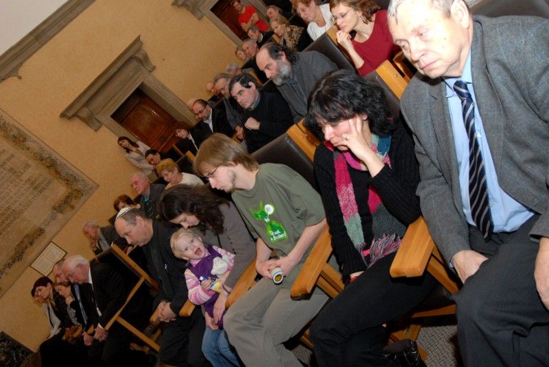 Petr Riesel přežil plzeňské židovské transporty. Spolu s bratrem a matkou byl deportován do ghetta Terezín právě v lednu 1942. Po osvobození vystudoval v Plzni gymnázium a později lékařskou fakultu. Do dnešních dnů se věnuje lékařské praxi v oboru psychoterapie a léčby závislostí. Aktivně vystupuje proti neonacismu a dlouhodobě upozorňuje na nebezpečí jeho růstu.
Fotograf Radovan Kodera dlouhodobě veřejně vystupuje proti projevům neonacistické agrese. Ze záběrů nafocených při Pochodu proti sionismu sestavil výstavu „(Neo)nacismus a komunismus – vymoženosti a zhouba demokracie“. Systematicky se věnuje mapování stop holocaustu. (18.1.2012)