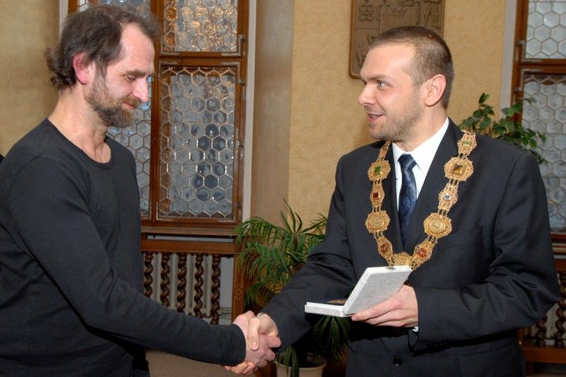 Petr Riesel přežil plzeňské židovské transporty. Spolu s bratrem a matkou byl deportován do ghetta Terezín právě v lednu 1942. Po osvobození vystudoval v Plzni gymnázium a později lékařskou fakultu. Do dnešních dnů se věnuje lékařské praxi v oboru psychoterapie a léčby závislostí. Aktivně vystupuje proti neonacismu a dlouhodobě upozorňuje na nebezpečí jeho růstu.
Fotograf Radovan Kodera dlouhodobě veřejně vystupuje proti projevům neonacistické agrese. Ze záběrů nafocených při Pochodu proti sionismu sestavil výstavu „(Neo)nacismus a komunismus – vymoženosti a zhouba demokracie“. Systematicky se věnuje mapování stop holocaustu. (18.1.2012)