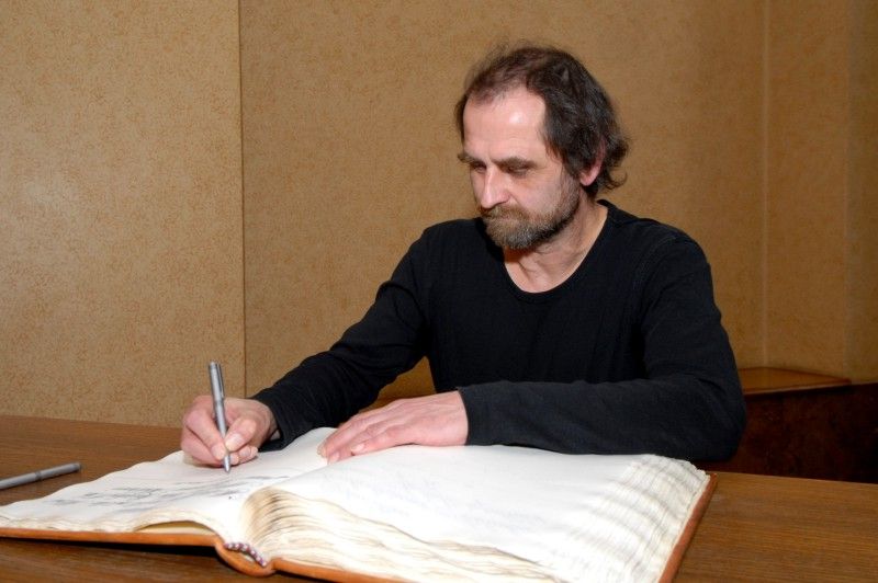 Petr Riesel přežil plzeňské židovské transporty. Spolu s bratrem a matkou byl deportován do ghetta Terezín právě v lednu 1942. Po osvobození vystudoval v Plzni gymnázium a později lékařskou fakultu. Do dnešních dnů se věnuje lékařské praxi v oboru psychoterapie a léčby závislostí. Aktivně vystupuje proti neonacismu a dlouhodobě upozorňuje na nebezpečí jeho růstu.
Fotograf Radovan Kodera dlouhodobě veřejně vystupuje proti projevům neonacistické agrese. Ze záběrů nafocených při Pochodu proti sionismu sestavil výstavu „(Neo)nacismus a komunismus – vymoženosti a zhouba demokracie“. Systematicky se věnuje mapování stop holocaustu. (18.1.2012)