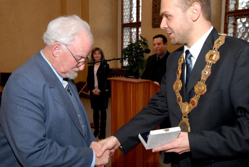 Při vzpomínce na transporty židů byly uděleny dvě historické pečetě