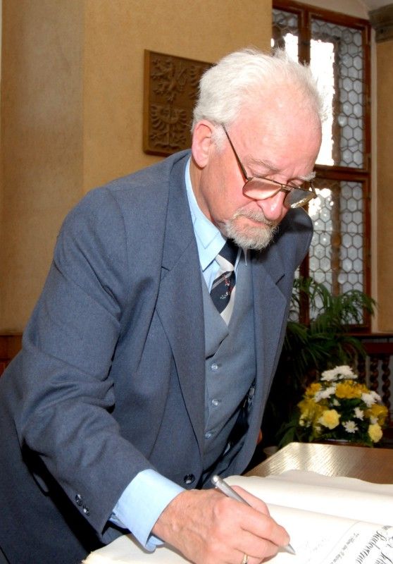 Petr Riesel přežil plzeňské židovské transporty. Spolu s bratrem a matkou byl deportován do ghetta Terezín právě v lednu 1942. Po osvobození vystudoval v Plzni gymnázium a později lékařskou fakultu. Do dnešních dnů se věnuje lékařské praxi v oboru psychoterapie a léčby závislostí. Aktivně vystupuje proti neonacismu a dlouhodobě upozorňuje na nebezpečí jeho růstu.
Fotograf Radovan Kodera dlouhodobě veřejně vystupuje proti projevům neonacistické agrese. Ze záběrů nafocených při Pochodu proti sionismu sestavil výstavu „(Neo)nacismus a komunismus – vymoženosti a zhouba demokracie“. Systematicky se věnuje mapování stop holocaustu. (18.1.2012)