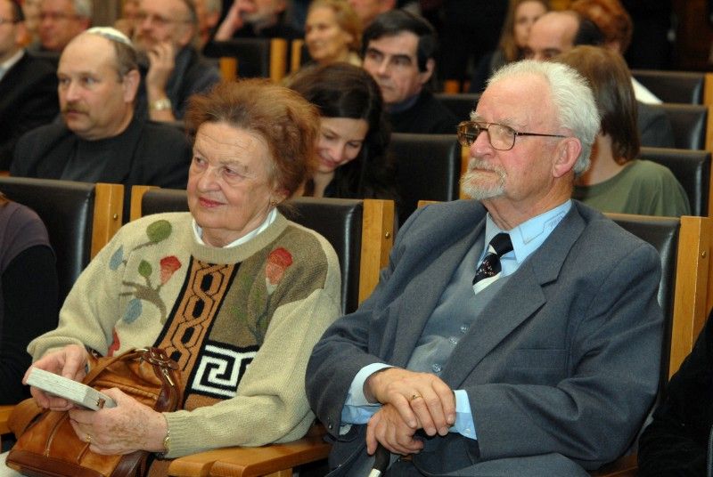 Petr Riesel přežil plzeňské židovské transporty. Spolu s bratrem a matkou byl deportován do ghetta Terezín právě v lednu 1942. Po osvobození vystudoval v Plzni gymnázium a později lékařskou fakultu. Do dnešních dnů se věnuje lékařské praxi v oboru psychoterapie a léčby závislostí. Aktivně vystupuje proti neonacismu a dlouhodobě upozorňuje na nebezpečí jeho růstu.
Fotograf Radovan Kodera dlouhodobě veřejně vystupuje proti projevům neonacistické agrese. Ze záběrů nafocených při Pochodu proti sionismu sestavil výstavu „(Neo)nacismus a komunismus – vymoženosti a zhouba demokracie“. Systematicky se věnuje mapování stop holocaustu. (18.1.2012)