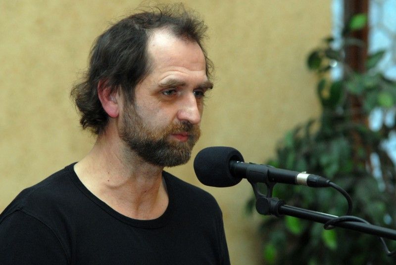 Petr Riesel přežil plzeňské židovské transporty. Spolu s bratrem a matkou byl deportován do ghetta Terezín právě v lednu 1942. Po osvobození vystudoval v Plzni gymnázium a později lékařskou fakultu. Do dnešních dnů se věnuje lékařské praxi v oboru psychoterapie a léčby závislostí. Aktivně vystupuje proti neonacismu a dlouhodobě upozorňuje na nebezpečí jeho růstu.
Fotograf Radovan Kodera dlouhodobě veřejně vystupuje proti projevům neonacistické agrese. Ze záběrů nafocených při Pochodu proti sionismu sestavil výstavu „(Neo)nacismus a komunismus – vymoženosti a zhouba demokracie“. Systematicky se věnuje mapování stop holocaustu. (18.1.2012)