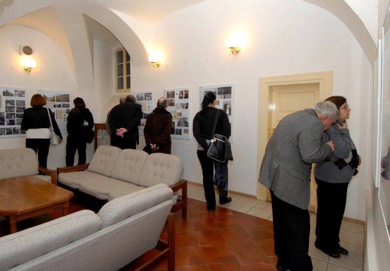 Petr Riesel přežil plzeňské židovské transporty. Spolu s bratrem a matkou byl deportován do ghetta Terezín právě v lednu 1942. Po osvobození vystudoval v Plzni gymnázium a později lékařskou fakultu. Do dnešních dnů se věnuje lékařské praxi v oboru psychoterapie a léčby závislostí. Aktivně vystupuje proti neonacismu a dlouhodobě upozorňuje na nebezpečí jeho růstu.
Fotograf Radovan Kodera dlouhodobě veřejně vystupuje proti projevům neonacistické agrese. Ze záběrů nafocených při Pochodu proti sionismu sestavil výstavu „(Neo)nacismus a komunismus – vymoženosti a zhouba demokracie“. Systematicky se věnuje mapování stop holocaustu. (18.1.2012)